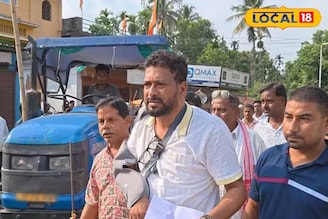 ভাঙা হাত নিয়েই ত্রাণ বিতরণ শঙ্করের! BJP বিধায়ক কী কী করলেন দেখুন