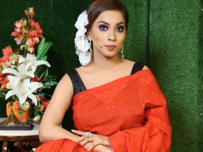 পুলিশ দাবি করে যে এই পদক্ষেপটি তাঁর বার্থ সার্টিফিকেট যাচাই করার জন্য এবং মাদক সেবনের সন্দেহের কারণে। মেঘনা সাহসী পদক্ষেপ নিয়ে ফেসবুকে লাইভে এসে পুরো ঘটনাটি রেকর্ড করেন, কিন্তু কিছুক্ষণ পরেই তাঁকে গ্রেফতার করা হয়। তিনি বলেন যে তাঁকে দুই দিন ধরে তার পরিবার বা আইনজীবীর সঙ্গে যোগাযোগ করতে দেওয়া হয়নি এবং ভিডিওটি মুছে ফেলার জন্য চাপ দেওয়া হয়েছিল। তাঁর বিরুদ্ধে প্রতারণা, তোলাবাজি এবং বিদেশি কূটনীতিকদের ফাঁদে ফেলার মতো গুরুতর অভিযোগও আনা হয়েছিল। মামলাটি বিশেষ ক্ষমতা আইনের অধীনে নথিভুক্ত করা হয়েছিল, এ সেই আইন যা বিচার ছাড়াই আটক রাখার অনুমতি দেয়।