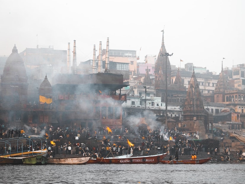 তৃতীয় শ্রেণী হল গর্ভবতী মহিলারা। যদি কোনও গর্ভবতী মহিলার মৃত্যু হয়, তাহলে তার মৃতদেহ শ্মশান থেকে ফিরিয়ে দেওয়া হয়। কারণ দাহ করার সময় পেট ফুলে গেলে দাহের সময় জরায়ু ফেটে যেতে পারে, যার ফলে অনাগত শিশুটি বেরিয়ে যেতে পারে। হিন্দু ঐতিহ্যে এটি অশুভ বলে বিবেচিত হয়। এই ধরনের মৃতদেহ গঙ্গায় বিসর্জন দেওয়া হয়। কাশীর ঘাটে ডোম সম্প্রদায় তাৎক্ষণিকভাবে এই সিদ্ধান্ত নেয়। তৃতীয় শ্রেণী হল গর্ভবতী মহিলারা। যদি কোনও গর্ভবতী মহিলার মৃত্যু হয়, তাহলে তার মৃতদেহ শ্মশান থেকে ফিরিয়ে দেওয়া হয়। কারণ দাহ করার সময় পেট ফুলে গেলে দাহের সময় জরায়ু ফেটে যেতে পারে, যার ফলে অনাগত শিশুটি বেরিয়ে যেতে পারে। হিন্দু ঐতিহ্যে এটি অশুভ বলে বিবেচিত হয়। এই ধরনের মৃতদেহ গঙ্গায় বিসর্জন দেওয়া হয়। কাশীর ঘাটে ডোম সম্প্রদায় তাৎক্ষণিকভাবে এই সিদ্ধান্ত নেয়।