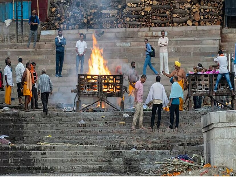 পঞ্চম শ্রেণী হল চর্মরোগ, যেমন কুষ্ঠরোগে আক্রান্ত ব্যক্তিরা। মৃতদেহ পুড়িয়ে ফেলার ফলে বাতাসে ব্যাকটেরিয়া ছড়িয়ে পড়তে পারে, যা অন্যদের সংক্রামিত করতে পারে। অতএব, তাদের শ্মশান থেকে ফিরিয়ে দেওয়া হয় এবং ভিন্নভাবে সমাহিত করা হয় বা ডুবিয়ে দেওয়া হয়। কাশীতে, কুষ্ঠ আশ্রমগুলিতে বিকল্প ব্যবস্থা রয়েছে, তবে প্রধান ঘাটগুলিতে প্রবেশ নিষিদ্ধ। স্বাস্থ্য এবং বিশুদ্ধতা উভয়ের কথা মাথায় রেখে এই নিয়মগুলি তৈরি করা হয়েছে। পঞ্চম শ্রেণী হল চর্মরোগ, যেমন কুষ্ঠরোগে আক্রান্ত ব্যক্তিরা। মৃতদেহ পুড়িয়ে ফেলার ফলে বাতাসে ব্যাকটেরিয়া ছড়িয়ে পড়তে পারে, যা অন্যদের সংক্রামিত করতে পারে। অতএব, তাদের শ্মশান থেকে ফিরিয়ে দেওয়া হয় এবং ভিন্নভাবে সমাহিত করা হয় বা ডুবিয়ে দেওয়া হয়। কাশীতে, কুষ্ঠ আশ্রমগুলিতে বিকল্প ব্যবস্থা রয়েছে, তবে প্রধান ঘাটগুলিতে প্রবেশ নিষিদ্ধ। স্বাস্থ্য এবং বিশুদ্ধতা উভয়ের কথা মাথায় রেখে এই নিয়মগুলি তৈরি করা হয়েছে।