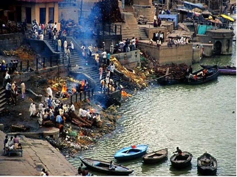 চতুর্থত, যারা সাপের কামড়ে মারা যায়। যদি কাউকে সাপ কামড়ায়, তাহলে তারা মারা যেতে পারে। কিন্তু এই ধরনের মৃতদেহ চিতায় পুড়িয়ে ফেলা হয় না। সংস্কার অনুসারে, তাদের মস্তিষ্ক ২১ দিন সক্রিয় থাকে এবং একজন ডাইনি মৃতদেহ খুঁজে পেলে তাকে পুনরুজ্জীবিত করতে পারে। তাই, তাদের মৃতদেহ কলার কাণ্ডের সাথে বেঁধে গঙ্গায় ডুবিয়ে দেওয়া হয়। চতুর্থত, যারা সাপের কামড়ে মারা যায়। যদি কাউকে সাপ কামড়ায়, তাহলে তারা মারা যেতে পারে। কিন্তু এই ধরনের মৃতদেহ চিতায় পুড়িয়ে ফেলা হয় না। সংস্কার অনুসারে, তাদের মস্তিষ্ক ২১ দিন সক্রিয় থাকে এবং একজন ডাইনি মৃতদেহ খুঁজে পেলে তাকে পুনরুজ্জীবিত করতে পারে। তাই, তাদের মৃতদেহ কলার কাণ্ডের সাথে বেঁধে গঙ্গায় ডুবিয়ে দেওয়া হয়।