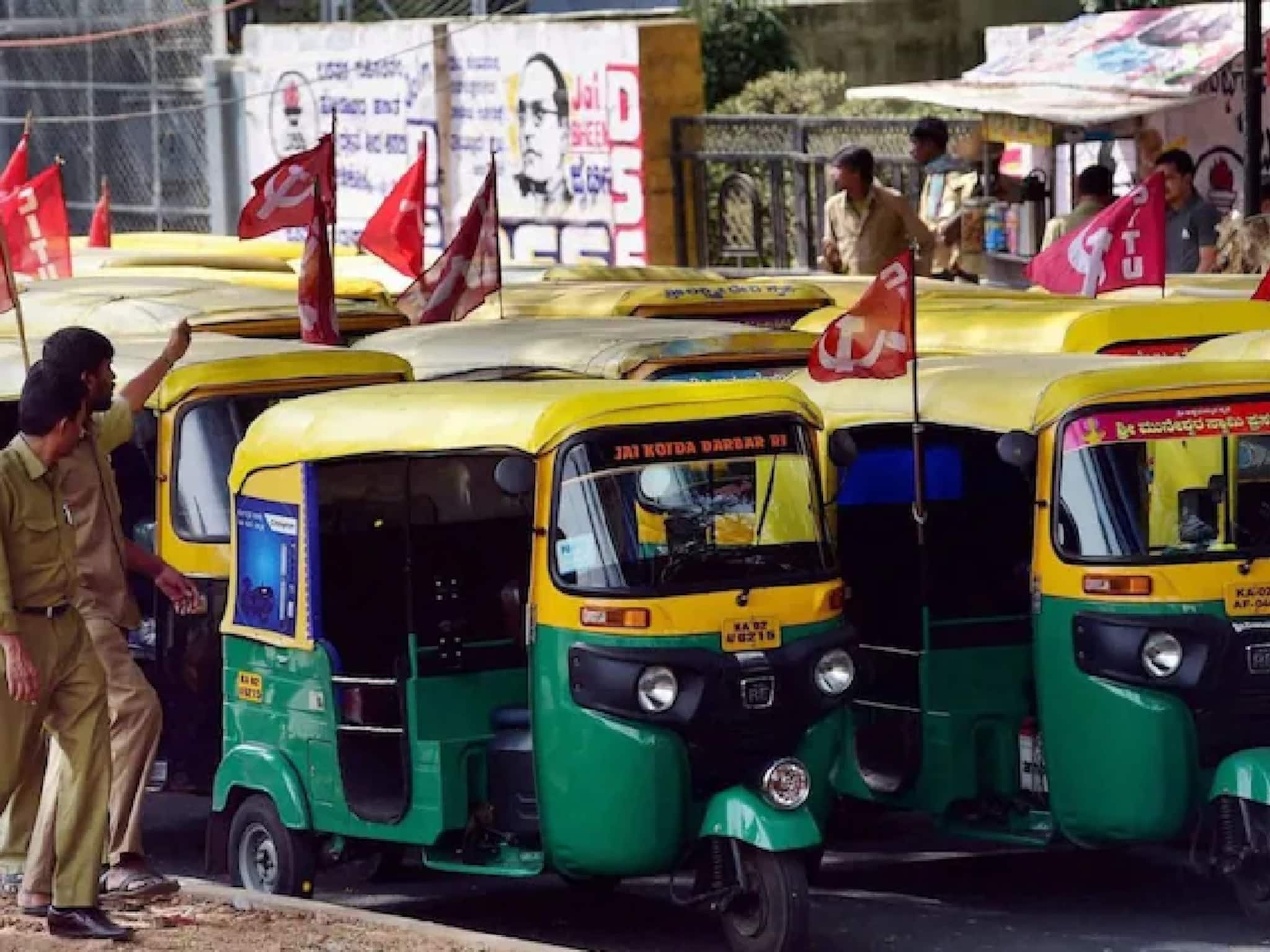 ঘণ্টার পর ঘণ্টা রাস্তায় দাঁড়িয়ে ছিল অটোরিকশা, কী ব্যাপার? ভিতরে উঁকি দিতেই...সর্বনাশ! এলিয়ে পড়ে মাথা