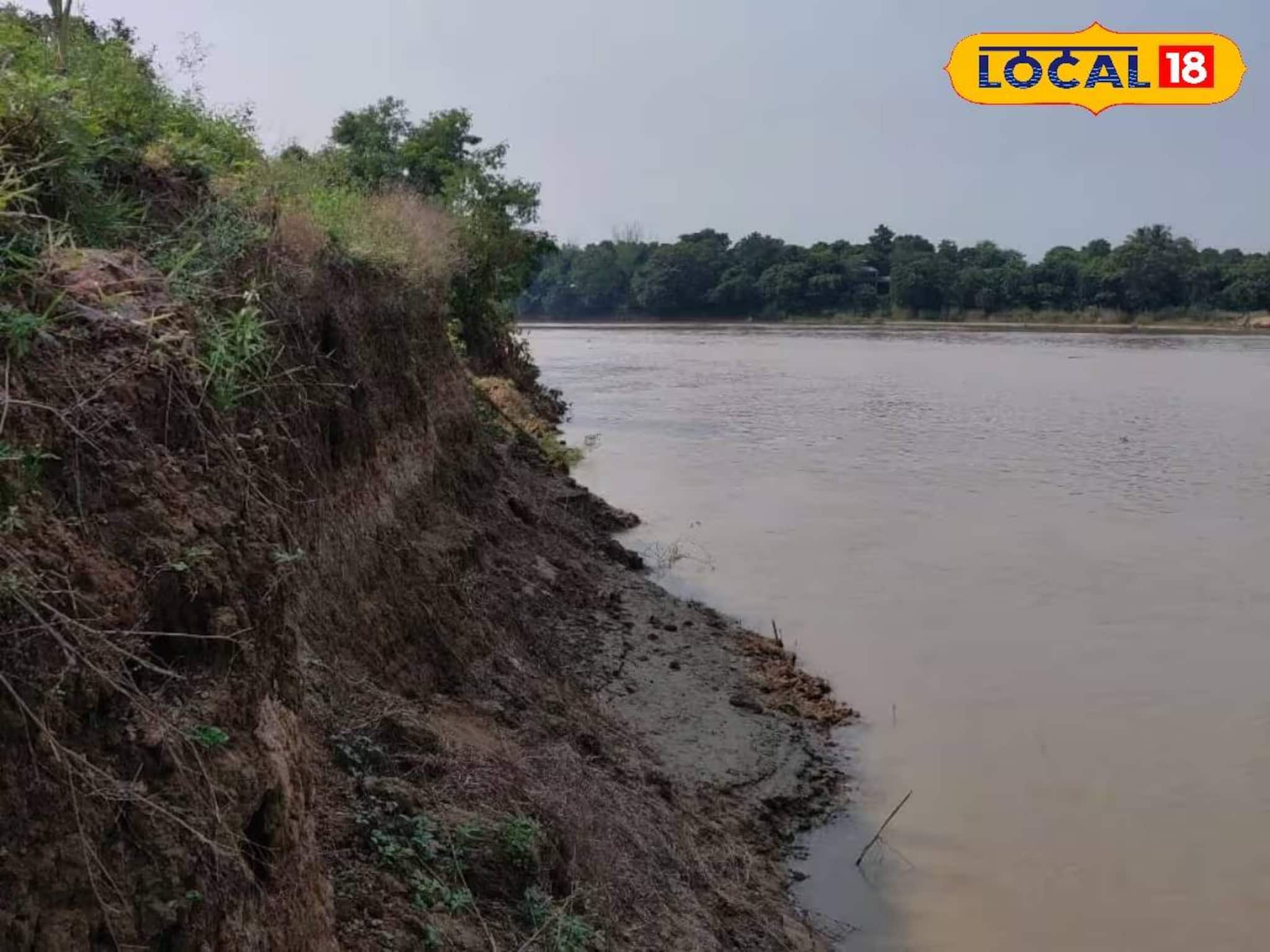 River Erosion: ভিটেমাটি গিলতে আসছে 'সে'! রঘুপুর ছেড়ে পালাচ্ছে মানুষ, আতঙ্কে কাঁটা বর্ধমানের এই গ্রামের বাসিন্দারা River Erosion: ভিটেমাটি গিলতে আসছে 'সে'! রঘুপুর ছেড়ে পালাচ্ছে মানুষ, আতঙ্কে কাঁটা বর্ধমানের এই গ্রামের বাসিন্দারা