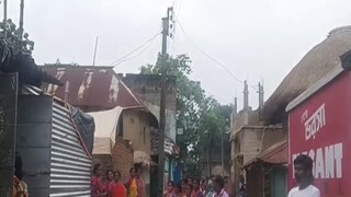 মৃত যুবকের বাড়ির সামনে এলাকাবাসীর ভিড়৷ 