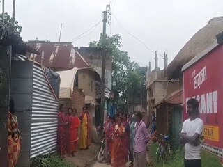 মৃত যুবকের বাড়ির সামনে এলাকাবাসীর ভিড়৷ 