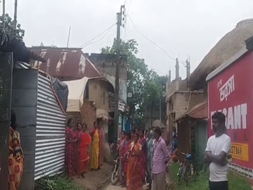 মৃত যুবকের বাড়ির সামনে এলাকাবাসীর ভিড়৷ 