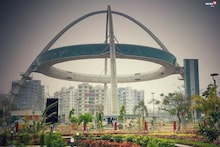 বিশ্ববাংলা সরণি যেন মরণফাঁদ! ভোগান্তিতে বাইক আরোহীরা