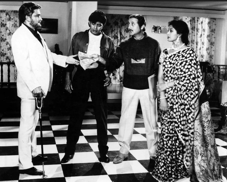 ১৯৯৫ সালে শাফি ইনামদার ঋষি কাপুর, নানা পটেকর এবং পূজা ভাট অভিনীত হাম দোনো ছবির মাধ্যমে চলচ্চিত্র পরিচালনার দিকে ঝুঁকে পড়েন। ছবিটি বেশ প্রশংসিত হয় এবং তাঁর পরিচালনার গুণও আদৃত হয়। ১৯৯৬ সালের ১৩ মার্চ ভারত ও শ্রীলঙ্কার মধ্যে ক্রিকেট বিশ্বকাপের সেমিফাইনাল খেলা দেখার সময় তিনি মারাত্মক হৃদরোগে আক্রান্ত হন। বহুমুখী প্রতিভার অধিকারী এই অভিনেতা ৫০ বছর বয়সে মারা যান।