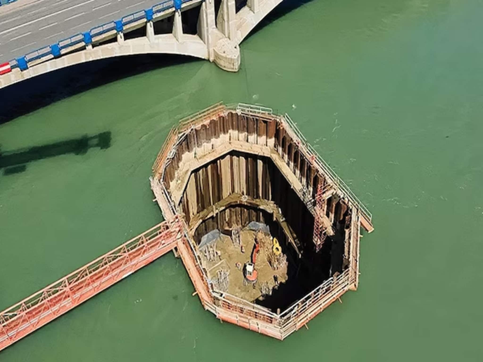 নদীর উপর সেতু কীভাবে তৈরি করা হয়? গভীর জলে ভিত্তি স্থাপন শ্রমিকদের কি সঙ্কটে ফেলে দিতে পারে?