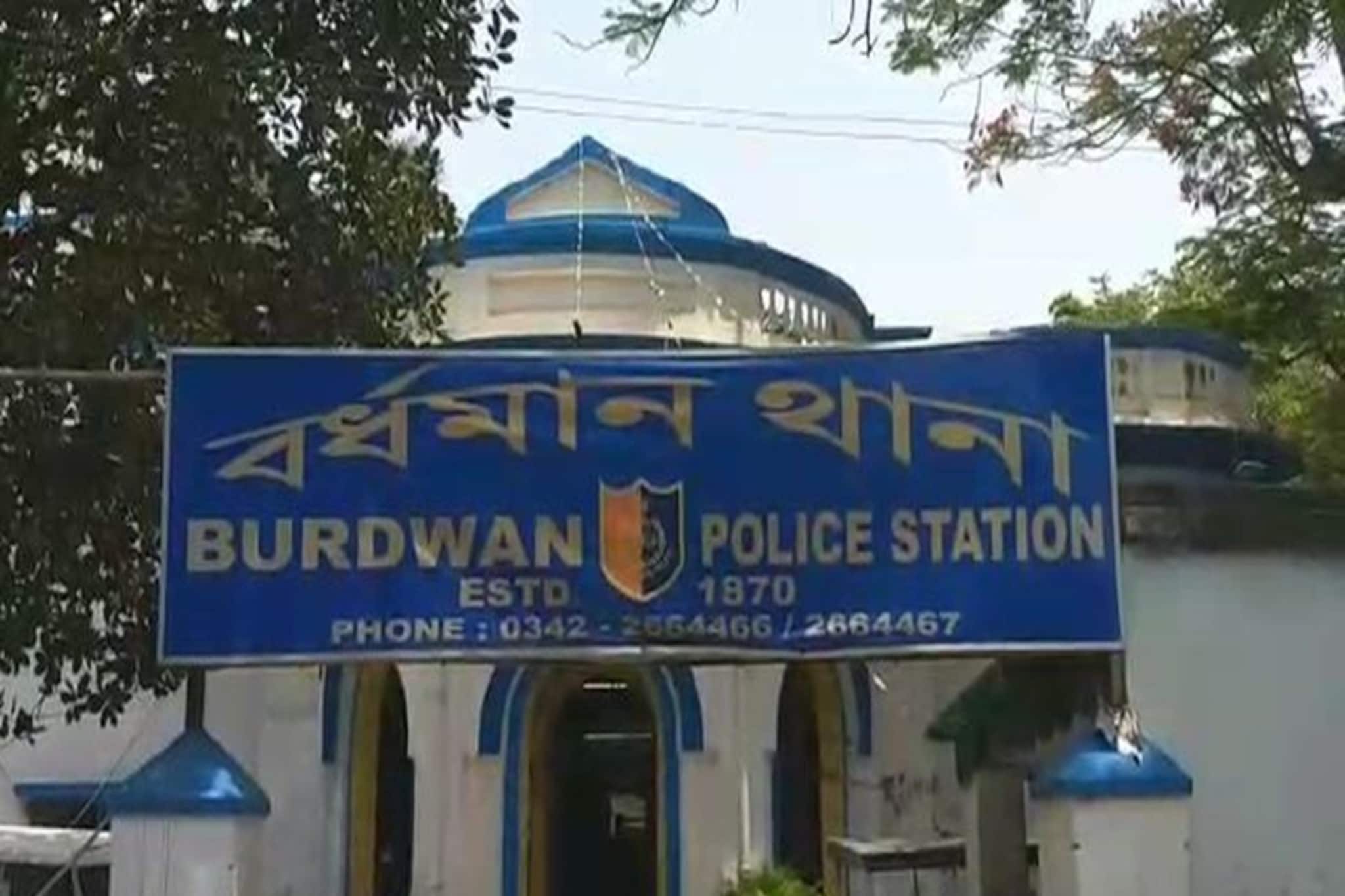Burdwan News: টোটোয় চার তরুণী, মোটরসাইকেলে বসেই কুকীর্তি যুবকের! ভাইরাল ভিডিও দেখে বর্ধমানে তোলপাড়