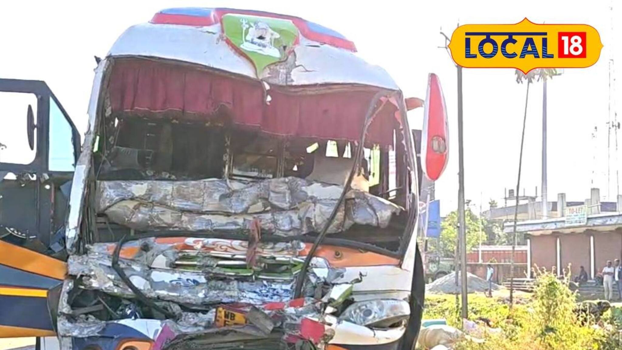 যাত্রীবোঝাই বাসের সঙ্গে ট্রাকের সংঘর্ষ! দুমড়েমুচড়ে গেল...! ভয়াবহ দুর্ঘটনায় আহত চালক সহ ২০