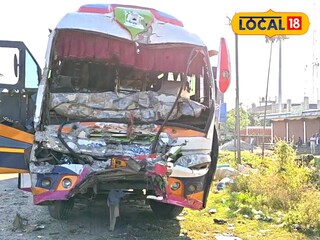 দুমড়েমুচড়ে গিয়েছে বাসের সামনের অংশ
