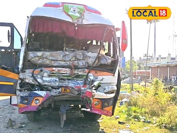 দুমড়েমুচড়ে গিয়েছে বাসের সামনের অংশ
