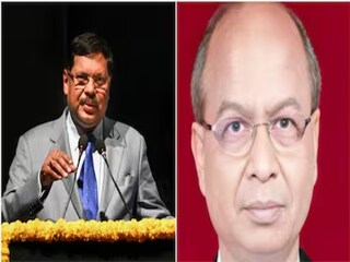আইনজীবী রাকেশ কিশোর মঞ্চের কাছে এসে জুতো খুলে বিচারকদের দিকে ছুড়ে মারার চেষ্টা করেন