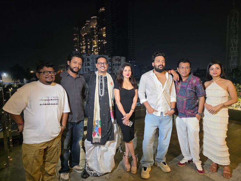 একটি অত্যন্ত দামি অ্যান্টিক মদের বোতল আর কয়েকজন ক্রিমিনাল এই ছবির মূল বিষয়। সবাই মিলে প্ল্যান করে এই দুর্লভ বোতল চুরি করার। সেই প্ল্যান অনুযায়ী কাজ করতে নেমেই ঘটতে থাকে একের পর এক রোমহর্ষক ঘটনা। ছলে, বলে দখল ও বেদখল, বিশ্বাস ও বিশ্বাসঘাতকতার প্রেক্ষিতে সিনেমার গল্প আবর্তিত হয়। পরতে পরতে উত্তেজনার পারদ বাড়ে নায়িকাদের উষ্ণ পরকীয়া, প্রতারণার রোমাঞ্চকর রসায়নেও। সিনেমাটি শেষ করতে সাহায্য করেছেন সৌম্য সরকার এবং প্রমোদ ফিল্ম সের কর্ণধার প্রতীক চক্রবর্তী। প্রতীক চক্রবর্তী বলেন, বাংলায় পাল্প অ্যাকশন কমেডি, এই ধরনের ছবি এর আগে খুব একটা হয়নি। কাজেই এই অন্য ধারার ছবি যাতে বাঙালি দর্শকদের কাছে পৌঁছতে পারে সেজন্যই ছবিটির সমর্থনে দাঁড়িয়েছি।