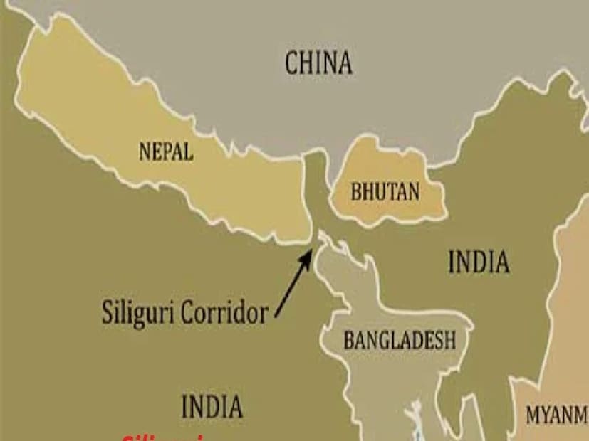 ভারতীয় সেনাবাহিনীর জন্য গুরুত্বপূর্ণএই করিডোরটি আটটি রাজ্যকে মূল ভূখণ্ডের সঙ্গে সংযুক্ত করে, যার মধ্যে রয়েছে অরুণাচল প্রদেশ, অসম, মণিপুর, মেঘালয়, মিজোরাম, নাগাল্যান্ড, সিকিম এবং ত্রিপুরা। শিলিগুড়ি করিডোরটি পশ্চিমবঙ্গের জলপাইগুড়ি এবং দার্জিলিং জেলায় ৬০ কিলোমিটার দৈর্ঘ্য এবং ২১ কিলোমিটার প্রস্থে বিস্তৃত। এটি উত্তর-পূর্ব ভারতকে জাতীয় মহাসড়ক ২৭ (পূর্বে NH-৩১) এবং একটি রেল নেটওয়ার্কের মাধ্যমে মূল ভূখণ্ডের সাথে সংযুক্ত করে। হিমালয়ের পাদদেশে অবস্থিত, এটি বাংলাদেশ এবং নেপালের সঙ্গে সীমানা ভাগ করে নেয়। Photo- Collected 