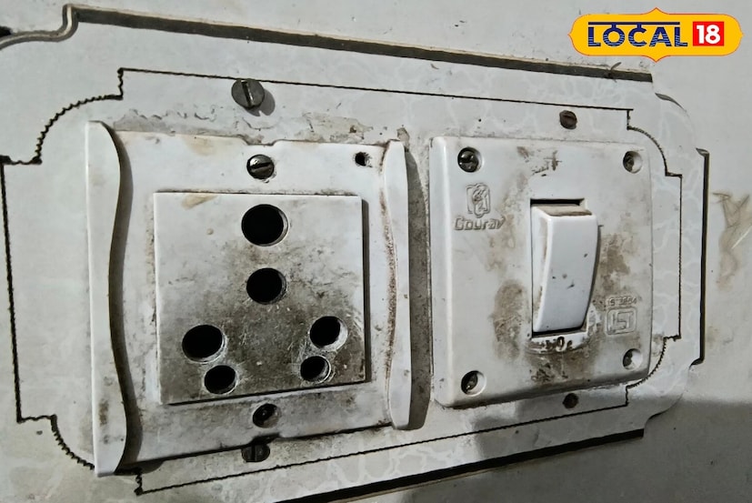 তবে হ্যাঁ, দুর্ঘটনা এড়াতে সুইচবোর্ড পরিষ্কার করার আগে সব সময়েই বিদ্যুৎ সংযোগ বিচ্ছিন্ন করে রাখতে হবে। পরিষ্কার করার সময়ো পায়ে জুতো দিতে হবে এবং বোর্ডের সুইচ আবার চালু করার আগে দেখে নিতে হবে যে এটা সম্পূর্ণ শুকিয়ে গিয়েছে। ভেজা হাতে কখনই সুইচবোর্ড, প্লাগ বা তার স্পর্শ করা চলবে না। বৈদ্যুতিক সরঞ্জাম পরিষ্কার করার সময় ভেজা জায়গায় দাঁড়ানো বা ভেজা কাপড় পরে থাকাও চলবে না- দুই অত্যন্ত বিপজ্জনক হতে পারে। (Disclaimer: প্রতিবেদনের লেখা তথ্য News18 বাংলার নিজস্ব মত নয় ৷ সঠিক ফল পাওয়ার জন্য বিশেষজ্ঞের সঙ্গে যোগাযোগ করুন ৷)