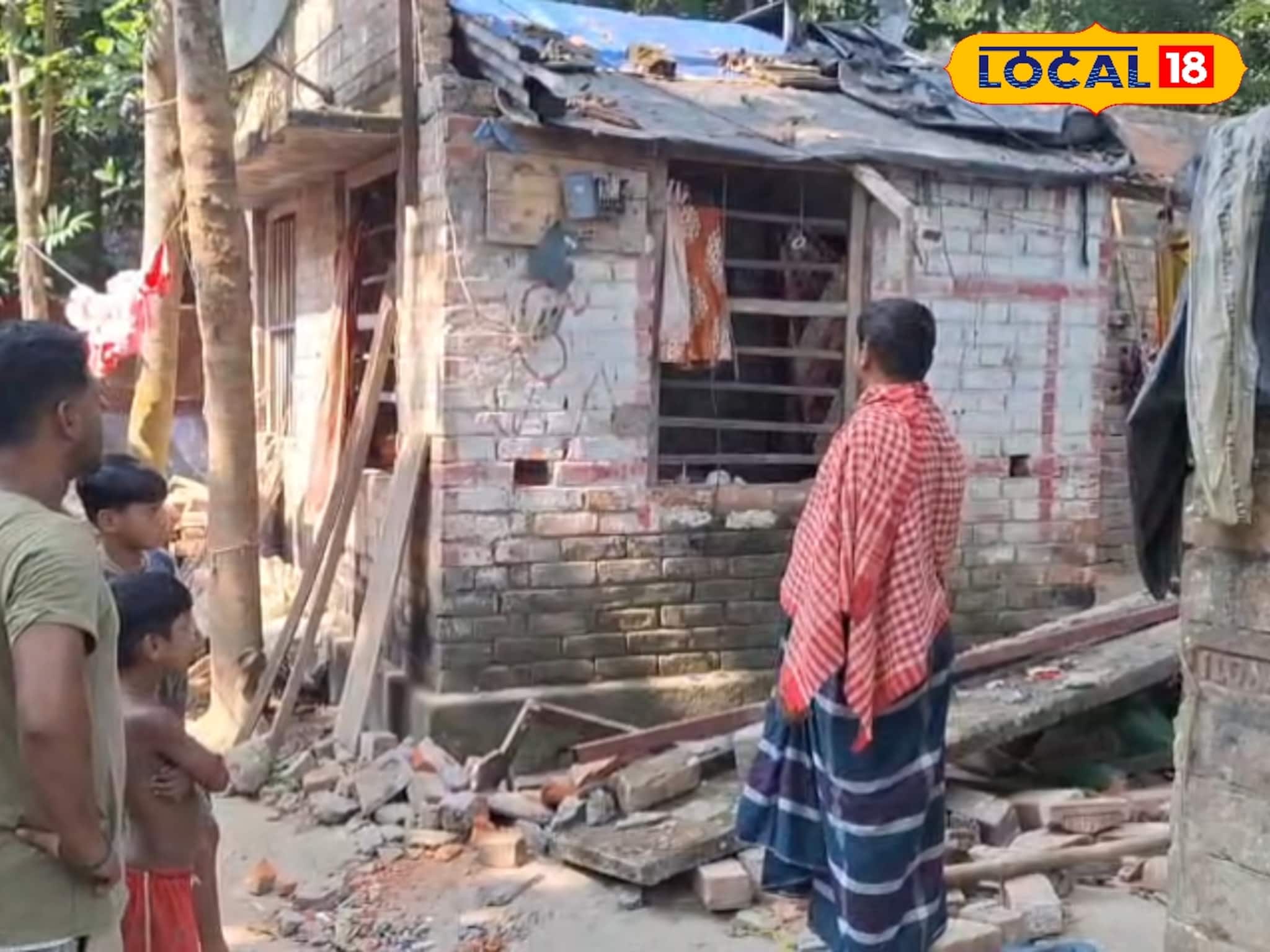 সানশেড ভেঙে সাংঘাতিক দুর্ঘটনা! চাপা পড়ল শিশু-সহ ৫