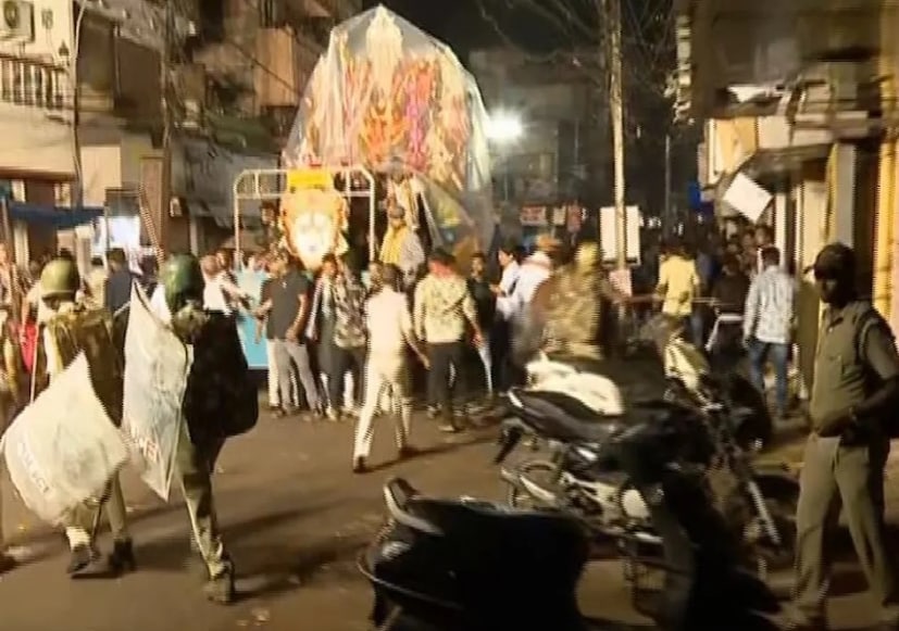 সংঘর্ষের জেরে কয়েকটি যানবাহন এবং রাস্তার পাশের দোকান ব্যাপক ক্ষতিগ্রস্ত হয়। হামলায় জড়িতদের গ্রেফতারের দাবিতে পূজা কমিটির সদস্যরা বিক্ষোভ করায় প্রায় তিন ঘণ্টা ধরে বিসর্জন প্রক্রিয়া বন্ধ ছিল৷