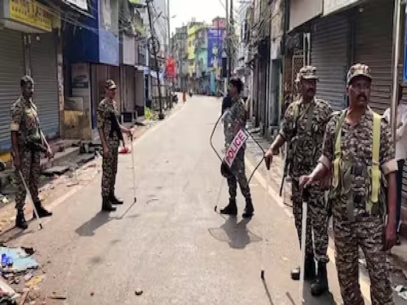 কী কারণে গন্ডগোল শুরু হয়কর্মকর্তাদের মতে, কিছু স্থানীয় ব্যক্তি শোভাযাত্রার সময় উচ্চ-ডেসিবেলে মিউজিক বাজানোর বিরোধিতা করেন এরপরেই অস্থিরতা শুরু হয়। তর্কাতর্কি থেকে সংঘর্ষ শুরু হয়৷ এলাকার বিভিন্ন বাড়ির ছাদ থেকে শোভাযাত্রায় অংশ নেওয়া ব্যক্তিদের ওপর পাথর এবং কাচের বোতল ছুঁড়ে মারা হয় বলে অভিযোগ৷ এই সংঘর্ষের জেরে কটকের ডেপুটি কমিশনার অফ পুলিশ (ডিসিপি) খিলারি ঋষিকেশ জ্ঞানদেও সহ বেশ কয়েকজন আহত হন। এরপর পুলিশ জনতাকে ছত্রভঙ্গ করতে এবং আইনশৃঙ্খলা পরিস্থিতি নিয়ন্ত্রণে লাঠিচার্জ করে। Photo- PTI 