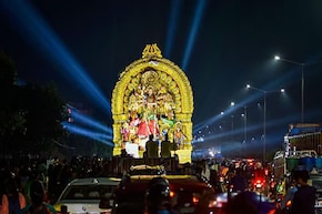 দুর্গাপুজোর ভাসান, বাড়ির ছাদ থেকে ছোঁড়া হল বোতল-পাথর, রাত দুটোর সময় ধুন্ধুমার