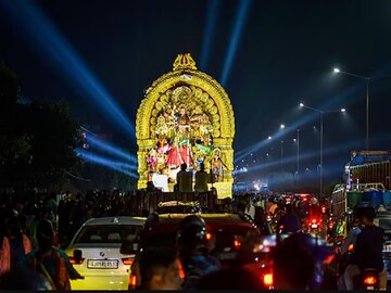 দুর্গাপুজোর ভাসান, বাড়ির ছাদ থেকে ছোঁড়া হল বোতল-পাথর, রাত দুটোর সময় ধুন্ধুমার