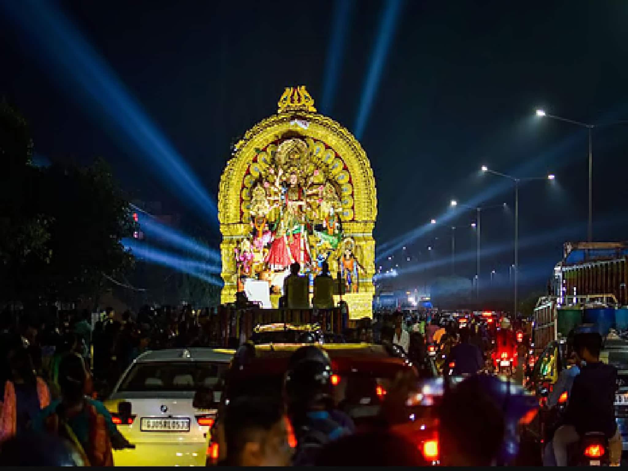 দুর্গাপুজোর ভাসান, বাড়ির ছাদ থেকে ছোঁড়া হল বোতল-পাথর, রাত দুটোর সময় ধুন্ধুমার