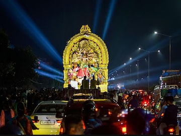 দুর্গাপুজোর ভাসান, বাড়ির ছাদ থেকে ছোঁড়া হল বোতল-পাথর, রাত দুটোর সময় ধুন্ধুমার দুর্গাপুজোর ভাসান, বাড়ির ছাদ থেকে ছোঁড়া হল বোতল-পাথর, রাত দুটোর সময় ধুন্ধুমার