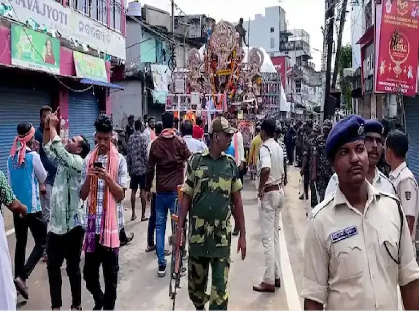 এ পর্যন্ত ৬ জনকে আটক, ভিএইচপি প্রশাসনকে দোষারোপ করেছেকড়া পুলিশ প্রহরায় বাকি প্রতিমাগুলি সকাল ৯:৩০ টা নাগাদ বিসর্জন দেওয়া হয়। এখনও পর্যন্ত ৬ জনকে গ্রেফতার করা হয়েছে, কর্তৃপক্ষ সিসিটিভি ফুটেজ, ড্রোনের ভিজ্যুয়াল এবং প্রত্যক্ষদর্শীদের বিবরণ ব্যবহার করে অন্যান্য অপরাধীদের সনাক্ত করার কাজ করেছে। এদিকে, ভিএইচপি  এই পুরো ঘটনায় প্রশাসনিক ব্যর্থতার অভিযোগ তুলেছে এবং 