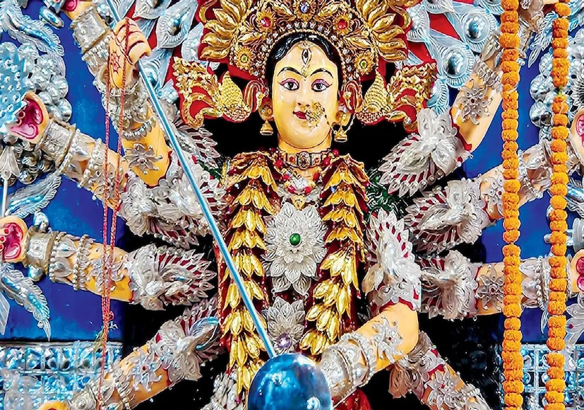 সংগঠনটি সোমবার সকাল থেকে সন্ধ্যা পর্যন্ত বন্ধের ডাক দিয়েছে।২৪ ঘণ্টার জন্য ইন্টারনেট বন্ধ তদুপরি, ওড়িশা সরকার কটকের কিছু অংশে ইন্টারনেট এবং সোশ্যাল মিডিয়া পরিষেবা সাময়িকভাবে স্থগিত করার নির্দেশ দিয়েছে। স্বরাষ্ট্র দফতরের জারি করা এক সরকারি বিজ্ঞপ্তিতে, অতিরিক্ত মুখ্য সচিব সত্যব্রত সাহু জানিয়েছেন যে হোয়াটসঅ্যাপ, ফেসবুক, এক্স, ইনস্টাগ্রাম এবং স্ন্যাপচ্যাটের মতো প্ল্যাটফর্মগুলিতে মিথ্যা, উস্কানিমূলক এবং উস্কানিমূলক বার্তা ছড়িয়ে পড়া রোধ করার জন্য এই সিদ্ধান্ত নেওয়া হয়েছে, যা জনসাধারণের শান্তি ও শৃঙ্খলা বিঘ্নিত করতে পারে।