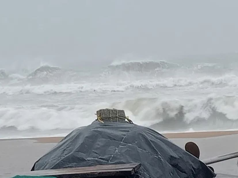 শক্তিশালী ঘূর্ণিঝড় ল্যান্ডফল করবে অন্ধ্রপ্রদেশের কাকিনাড়াতে। মঙ্গলবার সন্ধ্যা থেকে বুধবার ভোরের মধ্যে স্থলভাগে প্রবেশের প্রবল সম্ভাবনা। সিভিয়ার সাইক্লোন ‘মন্থা’-র ল্যান্ডফলের সময় গতিবেগ সর্বোচ্চ ১১০ কিলোমিটার প্রতি ঘণ্টা পর্যন্ত হতে পারে। ছট পুজোতে আবহাওয়ার পরিবর্তন হবে। বুধবার এবং বৃহস্পতিবার চন্দননগর ও কৃষ্ণনগরের জগদ্ধাত্রী পুজোতে বৃষ্টির সম্ভাবনা রয়েছে। বিক্ষিপ্তভাবে ভারী বৃষ্টি হবে দক্ষিণবঙ্গে। মঙ্গলবার থেকে বৃহস্পতিবারের মধ্যে ভারী বৃষ্টির সম্ভাবনা। উপকূলের জেলাগুলিতে এর প্রভাব বেশি থাকবে। ভারী বৃষ্টি হবে উত্তরবঙ্গের বিভিন্ন জেলাতেও বৃহস্পতিবার এবং শুক্রবার। এমনটাই জানিয়েছে আবহাওয়া দফতর ৷ (Representative/File Image) শক্তিশালী ঘূর্ণিঝড় ল্যান্ডফল করবে অন্ধ্রপ্রদেশের কাকিনাড়াতে। মঙ্গলবার সন্ধ্যা থেকে বুধবার ভোরের মধ্যে স্থলভাগে প্রবেশের প্রবল সম্ভাবনা। সিভিয়ার সাইক্লোন ‘মন্থা’-র ল্যান্ডফলের সময় গতিবেগ সর্বোচ্চ ১১০ কিলোমিটার প্রতি ঘণ্টা পর্যন্ত হতে পারে। ছট পুজোতে আবহাওয়ার পরিবর্তন হবে। বুধবার এবং বৃহস্পতিবার চন্দননগর ও কৃষ্ণনগরের জগদ্ধাত্রী পুজোতে বৃষ্টির সম্ভাবনা রয়েছে। বিক্ষিপ্তভাবে ভারী বৃষ্টি হবে দক্ষিণবঙ্গে। মঙ্গলবার থেকে বৃহস্পতিবারের মধ্যে ভারী বৃষ্টির সম্ভাবনা। উপকূলের জেলাগুলিতে এর প্রভাব বেশি থাকবে। ভারী বৃষ্টি হবে উত্তরবঙ্গের বিভিন্ন জেলাতেও বৃহস্পতিবার এবং শুক্রবার। এমনটাই জানিয়েছে আবহাওয়া দফতর ৷ (Representative/File Image)