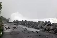 Big Waves In Digha: মন্থা আছড়েছিল অন্ধ্রে, নাকানিচোবানি খেল দিঘা, নাগাড়ে বৃষ্টি, তোলপাড় করা দিঘার ঢেউ