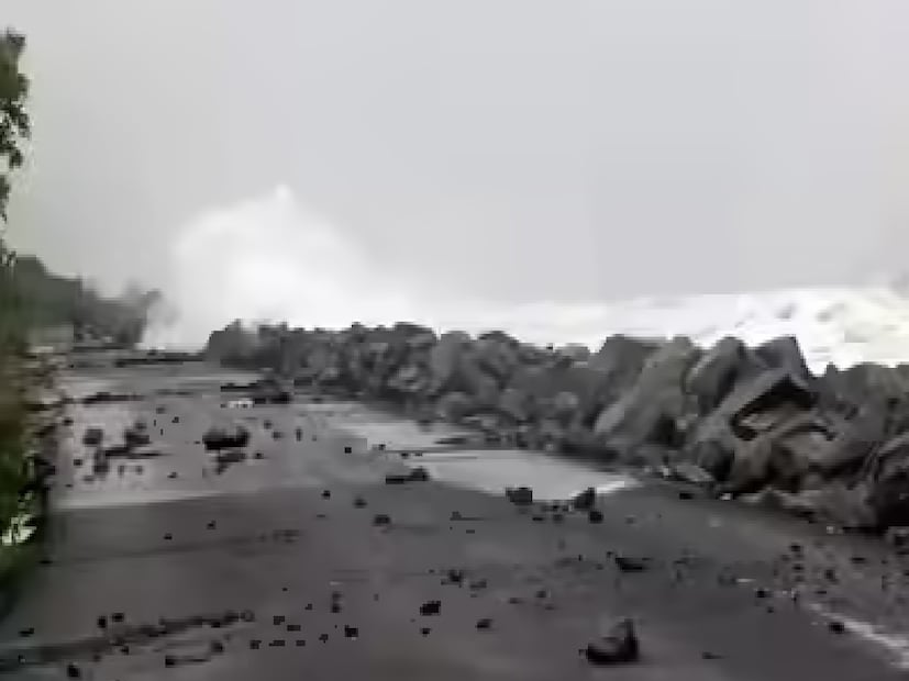 সাইক্লোন মন্থার দাপটে দিঘায় সমুদ্রের দাপাদাপি