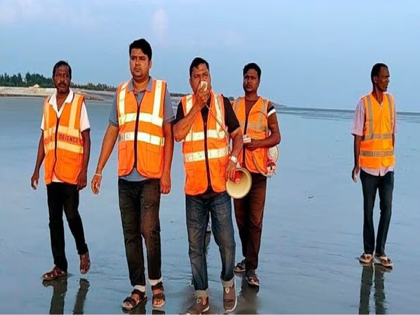 তীব্র ঘূর্ণিঝড়টি কাকিনাড়ার কাছে অন্ধ্রপ্রদেশ উপকূলে আঘাত হানতে পারে বলে আশঙ্কা করা হচ্ছে, রাজ্য সরকার প্রশাসনকে উচ্চ সতর্কতা জারি করেছে।