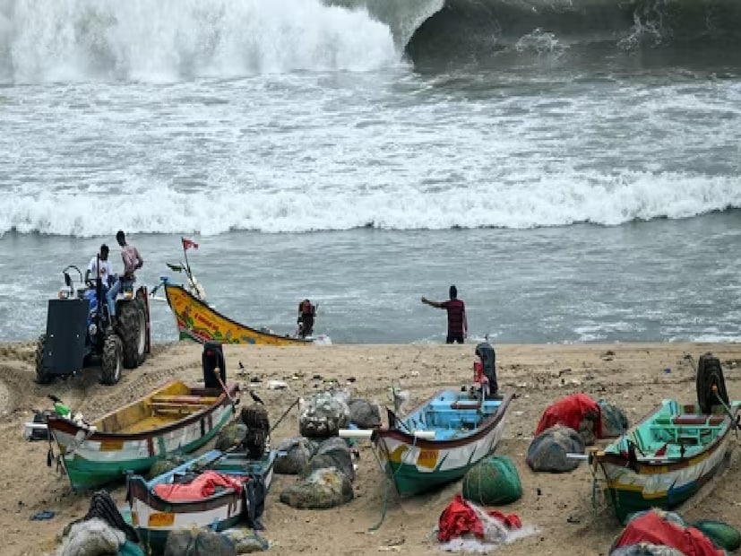 পুরুলিয়া : তীব্র ঘূর্ণিঝড় মন্থা অন্ধ্রপ্রদেশ উপকূলের কাছাকাছি পৌঁছচ্ছে এবং এই সাইক্লোনের যখন ল্যান্ডফল হবে তখ ঝড়ের গতি ৯০-১১০ কিলোমিটার প্রতি ঘণ্টা হতে পারে৷ ওয়েদার আপডেটে প্রবল বেগে বাতাস বইতে পারে এবং একাধিক জেলায় ভারী থেকে অতি ভারী বৃষ্টিপাতের সম্ভাবনা রয়েছে। পুরুলিয়া : তীব্র ঘূর্ণিঝড় মন্থা অন্ধ্রপ্রদেশ উপকূলের কাছাকাছি পৌঁছচ্ছে এবং এই সাইক্লোনের যখন ল্যান্ডফল হবে তখ ঝড়ের গতি ৯০-১১০ কিলোমিটার প্রতি ঘণ্টা হতে পারে৷ ওয়েদার আপডেটে প্রবল বেগে বাতাস বইতে পারে এবং একাধিক জেলায় ভারী থেকে অতি ভারী বৃষ্টিপাতের সম্ভাবনা রয়েছে।
