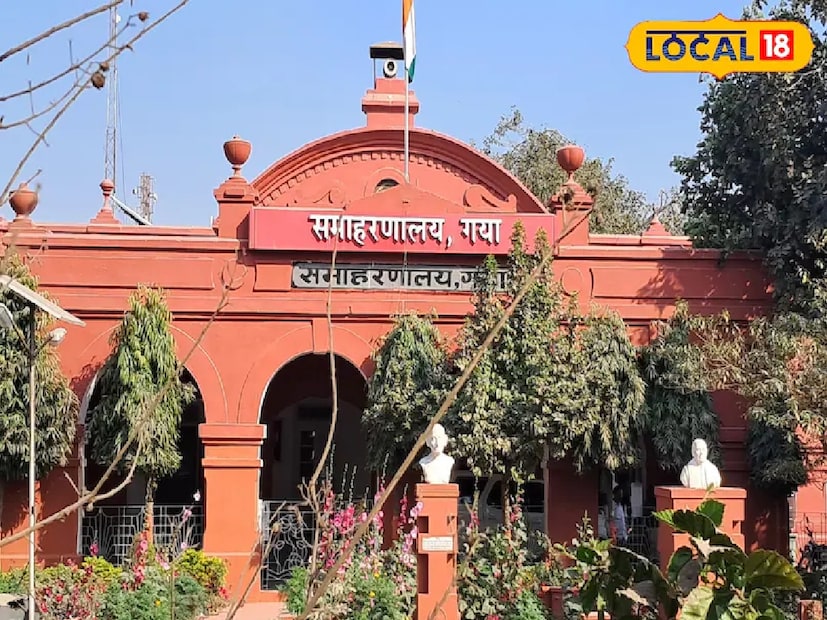ঘটনাটিকে গুরুতর সাইবার অপরাধ বলে মন্তব্য করেছেন জেলাশাসক শশাঙ্ক শুভঙ্কর। তিনি সমস্ত সরকারি আধিকারিকদের স্পষ্ট নির্দেশ দিয়েছেন, ওই অ্যাকাউন্ট থেকে প্রাপ্ত কোনও বার্তা বা নির্দেশ যেন কেউ অনুসরণ না করেন।