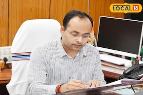 মিটিংয়ে ফেঁসে গেছি...নিড হেল্প!' DM-এর মেসেজে ঘাবড়ে যান আধিকারিকরা,তড়িঘড়ি আসতেই সর্বনাশ!