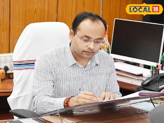মিটিংয়ে ফেঁসে গেছি...নিড হেল্প!' DM-এর মেসেজে ঘাবড়ে যান আধিকারিকরা,তড়িঘড়ি আসতেই সর্বনাশ!