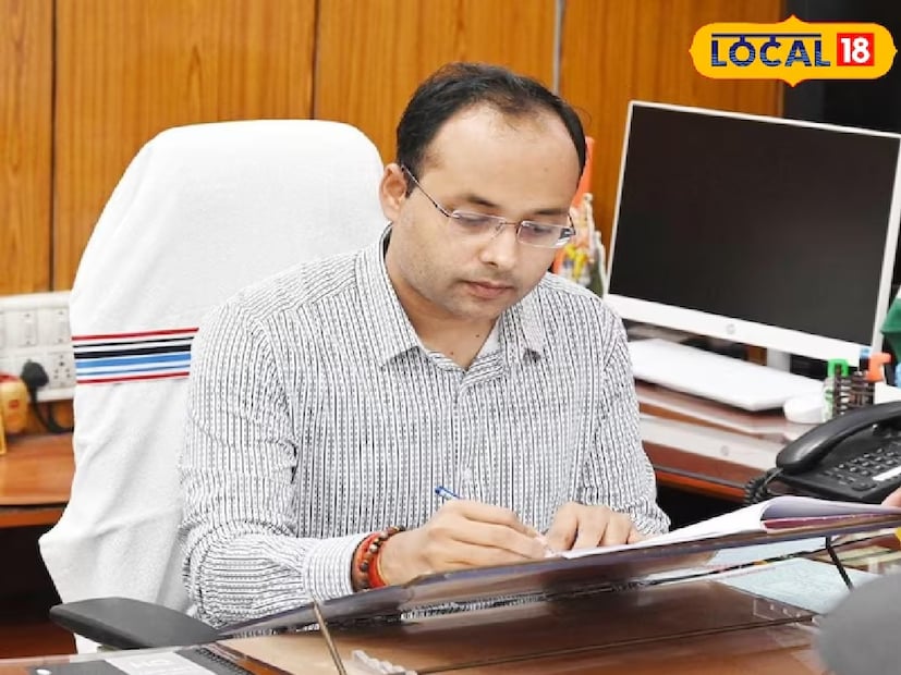 “I'm stuck in a meeting... I need help!” — এই বার্তাই সোমবার রাতে পৌঁছে যায় গয়ার একাধিক আধিকারিকের ফোনে। প্রেরকের নাম দেখে সকলে থমকে যান — বার্তাটি এসেছে জেলাশাসক শশাঙ্ক শুভঙ্কর-এর নামে!