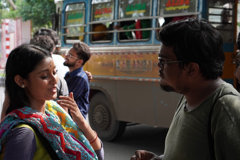 প্রথমে পদ্মাকে এদেশে রেখে দিতে চাইলেও ওর দেশে ফেরার জেদের কাছে মাথা নত করে দামোদর। শুরু হয় এক অদ্ভুত যাত্রা। নানা বাধা পেরিয়ে দামোদর আর পদ্মা এসে দাঁড়ায় ইছামতীর তীরে, যেখান থেকে আর কয়েক পা এগিয়ে গেলেই পদ্মা ফিরে যাবে নিজের ঘরে, নিজের দেশে। বিচ্ছেদ কেবল আসমান আর জমিনের তফাতে। পদ্মার স্মৃতি নিয়ে দামোদরকে বেঁচে থাকতে হবে সারাজীবন আর পদ্মাকে দামোদরের- এ যেন নদ আর নদীর প্রেমকাহিনি ৷