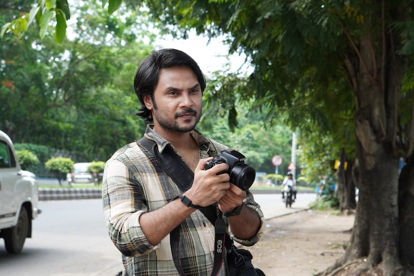দুটো দেশ যখন আলাদা হল, রাতারাতি ভিটেমাটি ছেড়ে চলে গেল কত মানুষ। যাদের ভাষা এক, মন এক, খাদ্যাভ্যাস একই। এই ফেলে আসা যন্ত্রণার গল্প শুনতে শুনতে বড় হয়ে উঠেছিল দামোদর নিজের দাদুর কাছে। দামোদরের কাছে এই সব গল্প ঠিক ততদিন একটা গল্পই ছিল যতদিন না ওর দেখা হল ওপার বাংলার মেয়ে পদ্মার সঙ্গে। 