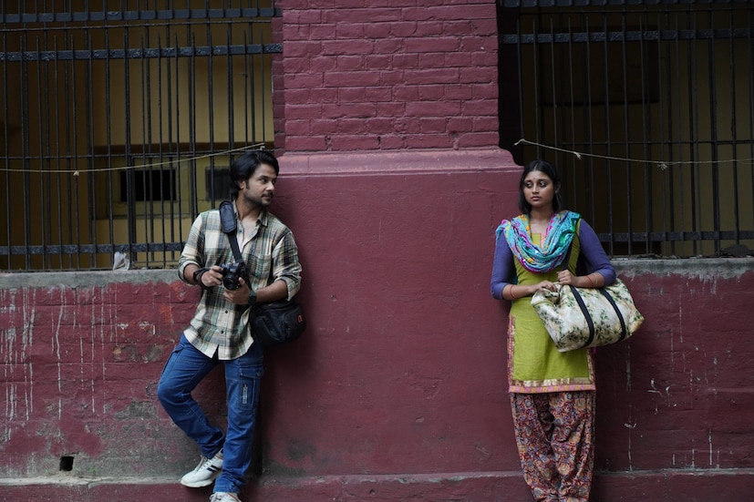 প্রথম সাক্ষাতেই দামোদর বুঝতে পারে আর পাঁচটা সাধারণ মেয়ের মতো পদ্মা নয়। ওর জীবন, ওর দুঃখ, ওর না পাওয়া সবটা ধীরে ধীরে শুনে নিজের অজান্তেই স্বল্পপরিচিত পদ্মাকে সবচেয়ে কাছের কেউ হিসেবেই ভাবতে শুরু করে দামোদর।