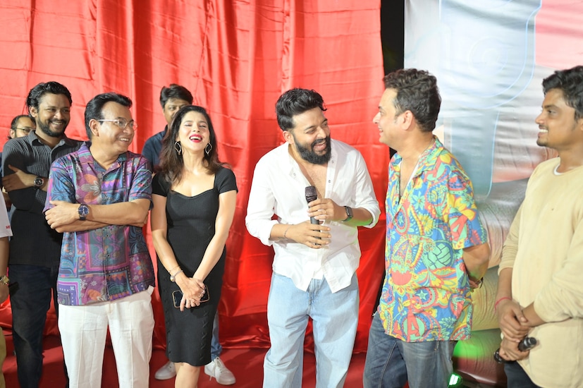 বহুবার বন্ধ হয়ে গিয়েছে ছবির কাজ, আবার ফান্ড জোগাড় করে শুরু হয়েছে। মুখ্য ভূমিকায় রুদ্রনীল ঘোষ, সৌরভ দাস, পায়েল সরকার, ঋষভ বসু, রাহুল অরুণোদয় বন্দ্যোপাধ্যায়, অনুরাধা মুখোপাধ্যায়, সুদীপ মুখোপাধ্যায়, অমিত সাহা, অনিন্দ্য পুলক বন্দ্যোপাধ্যায়, রানা বসু ঠাকুর, অঞ্জন রায় চৌধুরী প্রমুখ অভিনয় করেছেন।