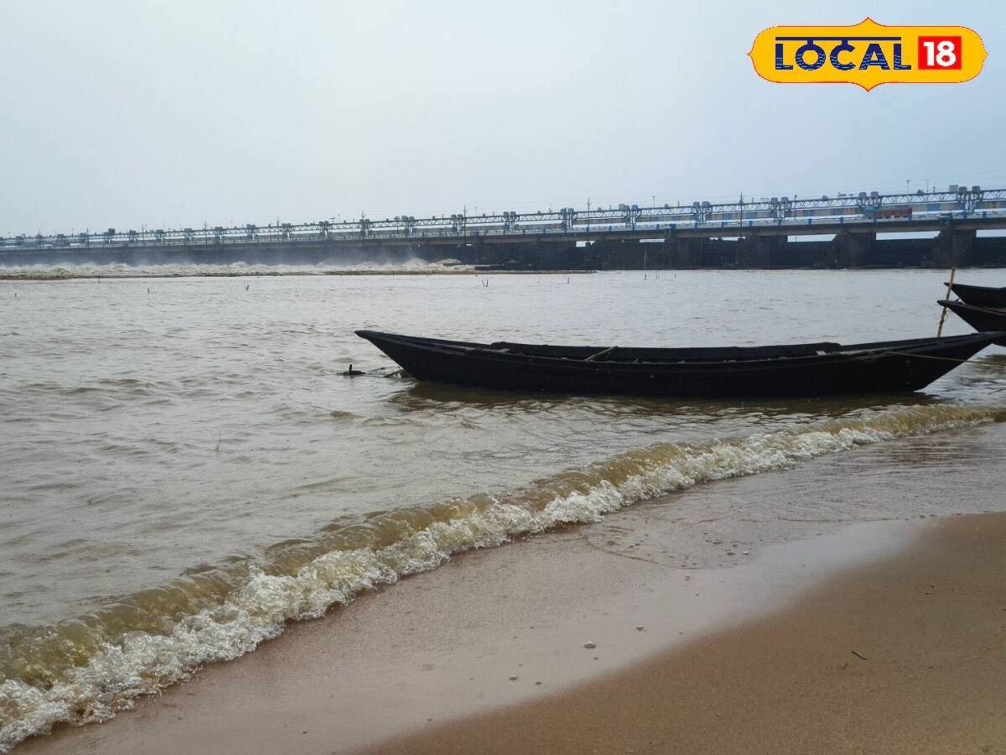 মাছ ধরার জন্য জাল ফেলেছিলেন! দামোদর থেকে উঠে এল পাথরের দুর্গা মূর্তি