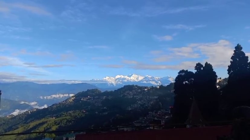 ডুয়ার্স : পরিষ্কার আকাশ। গত চব্বিশ ঘণ্টায় সর্বচ্চ তাপমাত্রা ছিল ৩১ডিগ্রি সেলসিয়াস। সর্বনিম্ন তাপমাত্রা ২০ডিগ্রি সেলসিয়াস।