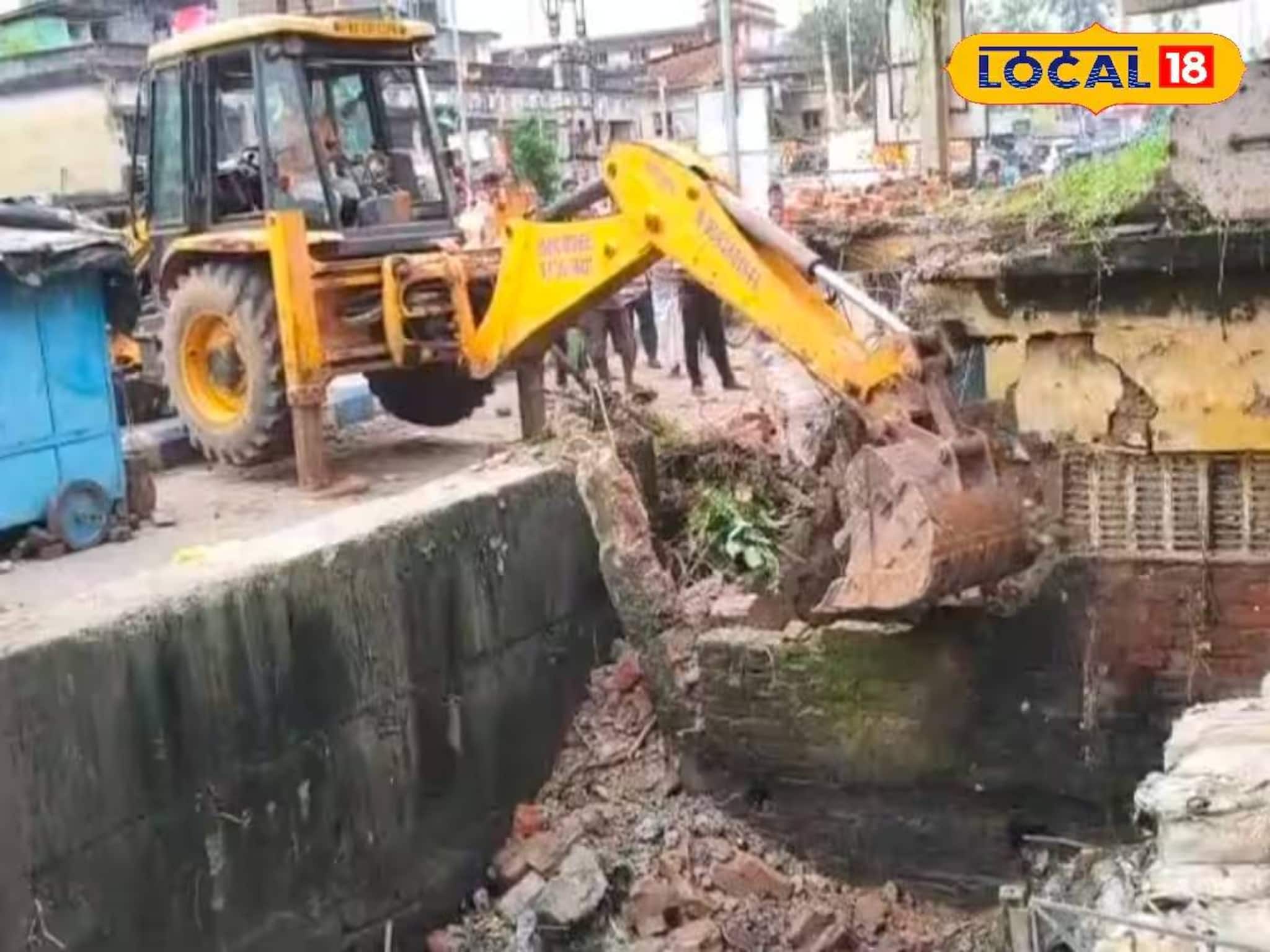 জলবন্দি হাসপাতালের ছবি তুলে ধরতেই 'অ্যাকশনে' প্রশাসন! মেদিনীপুরে কী হচ্ছে দেখুন