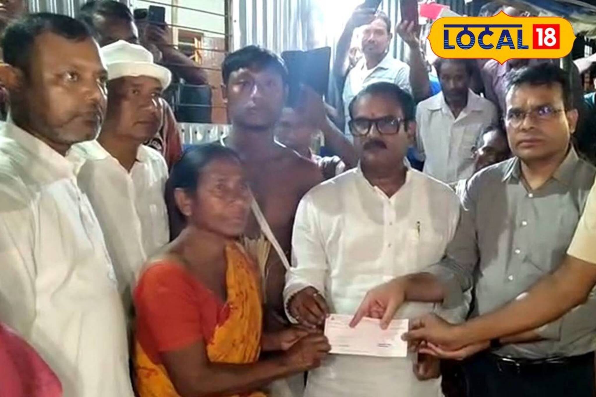 বন্যার জলে তলিয়ে মৃত্যু! পরিবারের পাশে সরকার, রাজ্যের তরফে তুলে দেওয়া হল ৫ লক্ষের চেক