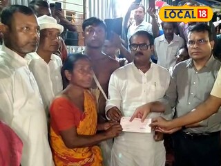 পরিবারের হাতে চেক তুলে দেওয়া হল
