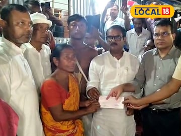 পরিবারের হাতে চেক তুলে দেওয়া হল