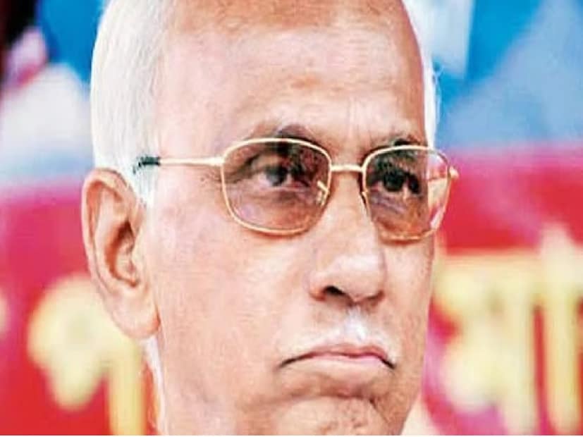 রাজনৈতিক জীবনে ‘দাপুটে’ নেতা হিসেবে পরিচিত ছিলেন তিনি। শুধু তাই নয়, মেদিনীপুর কলেজের প্রাক্তন অধ্যাপকও ছিলেন দীপক সরকার। দলের জেলা নেতৃত্ব সূত্রে খবর, বার্ধক্যজনিত কারণেই মৃত্যু হয়েছে তাঁর। মৃত্যুকালে তাঁর বয়স হয়েছিল ৮০ বছর। নিজ বাসভবনে শেষ নিঃশ্বাস ত্যাগ করেন তিনি। শুধু রাজনৈতিক ব্যক্তিত্ব হিসেবে নয়, মেদিনীপুর মেডিক্যাল কলেজ, স্পোর্টস ডেভলপমেন্ট অ্যাকাডেমি তৈরির ক্ষেত্রে তাঁর বিশেষ অবদান ছিল। শহিদ ক্ষুদিরাম পরিকল্পনা ভবন ও বিদ্যাসাগর ইনস্টিটিউট-ও গড়ে উঠেছিল তাঁর প্রচেষ্টায়, তেমনই মনে করেন মেদিনীপুরের মানুষ। নিয়মানুবর্তিতার জন্যও তিনি বিশেষ পরিচিত ছিলেন। এককালে জেলার প্রাইমারি শিক্ষা বোর্ডের চেয়ারম্যানও ছিলেন।